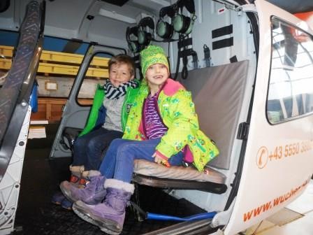 Benedikt und Elisabeth im Helicopter.JPG