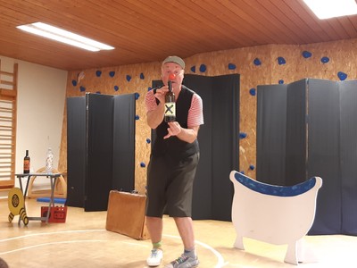 Clown mit giftiger Flüssigkeit.jpg