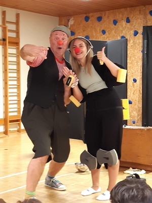 Clown mit Helm und Schonern.jpg