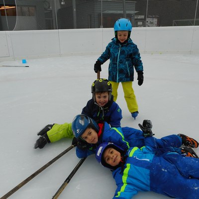 das Eishockeyteam (Kindergarten Merowinger).JPG