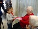 Die selbstgebastelten Geschenke werden übergeben (3).JPG