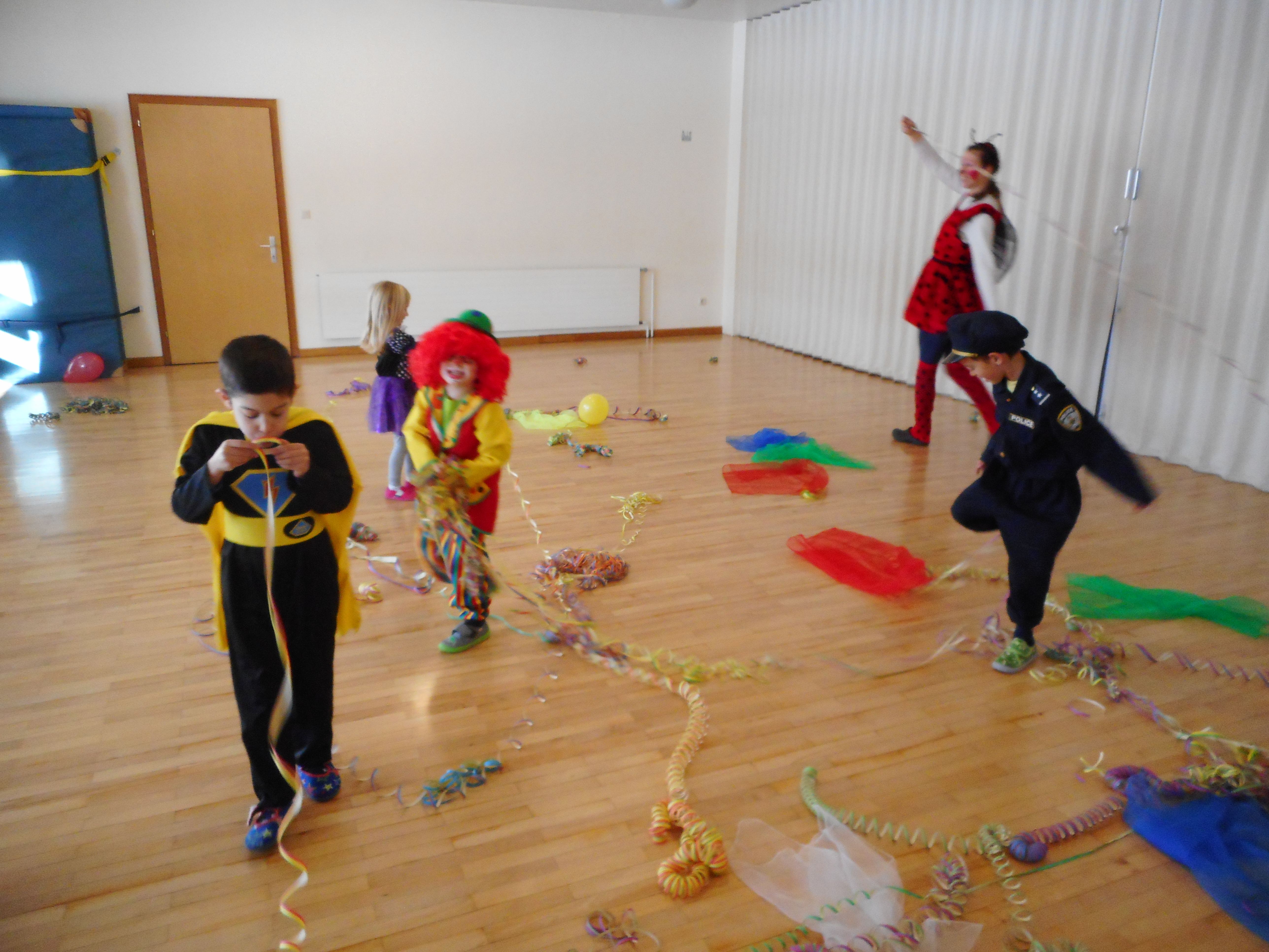 Fasching im Bewegungsraum, Kindergarten Merowinger.JPG