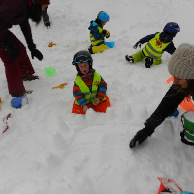Graben im Schnee in  Laterns (Kindergarten Merowinger).JPG