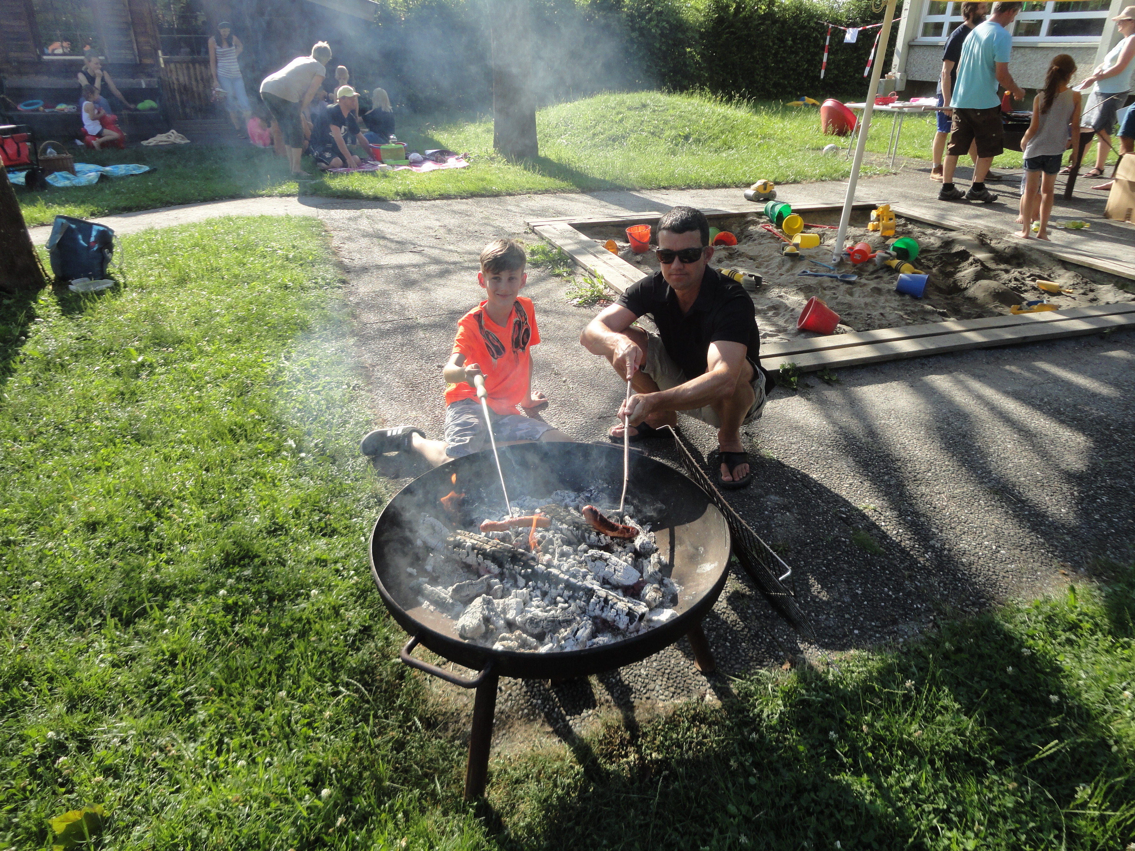 Grillen im Kindergarten Merowinger.JPG