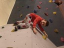 Kind klettert .JPG