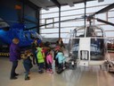 Monika erklärte uns Viel Spannendes über die verschiedenen Helicopter.JPG