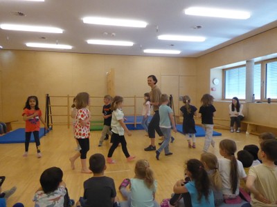 Das Märchen "Die Bremer Stadtmusikanten" wurde von den Kindern im Turnsaal aufgeführt © KiFa Bifang
