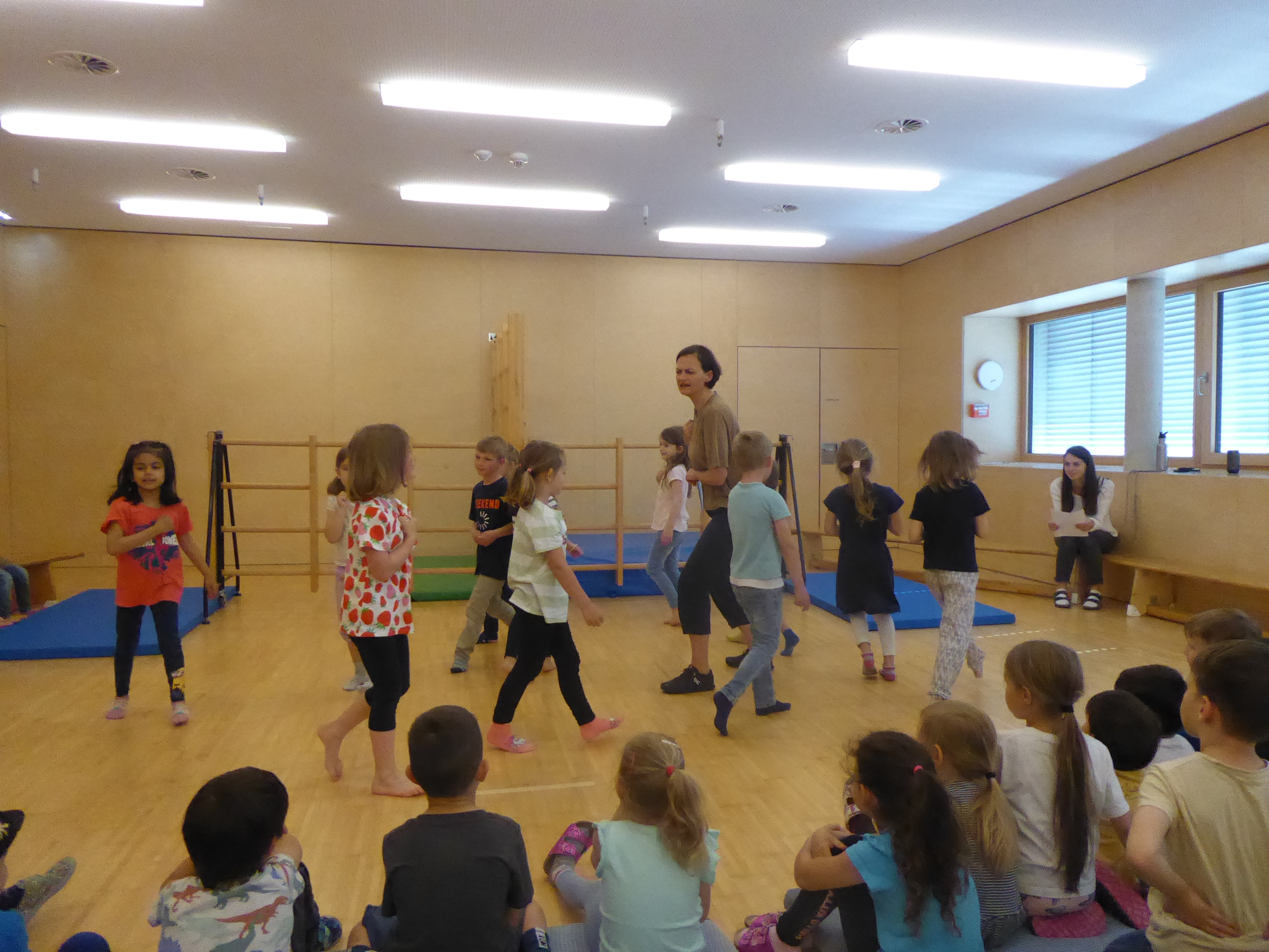 Das Märchen "Die Bremer Stadtmusikanten" wurde von den Kindern im Turnsaal aufgeführt © KiFa Bifang