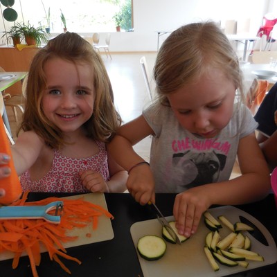Hauswirt&shy;schaftliches Tun im Kindergarten