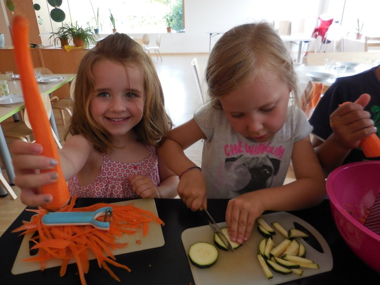 Kinder beim Kochen