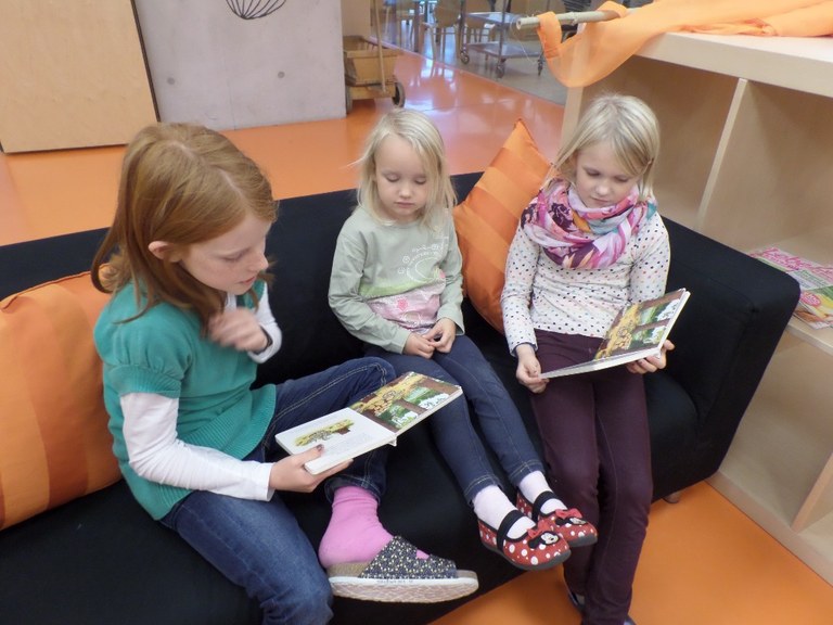 Schüler lesen den "Grüfello" vor