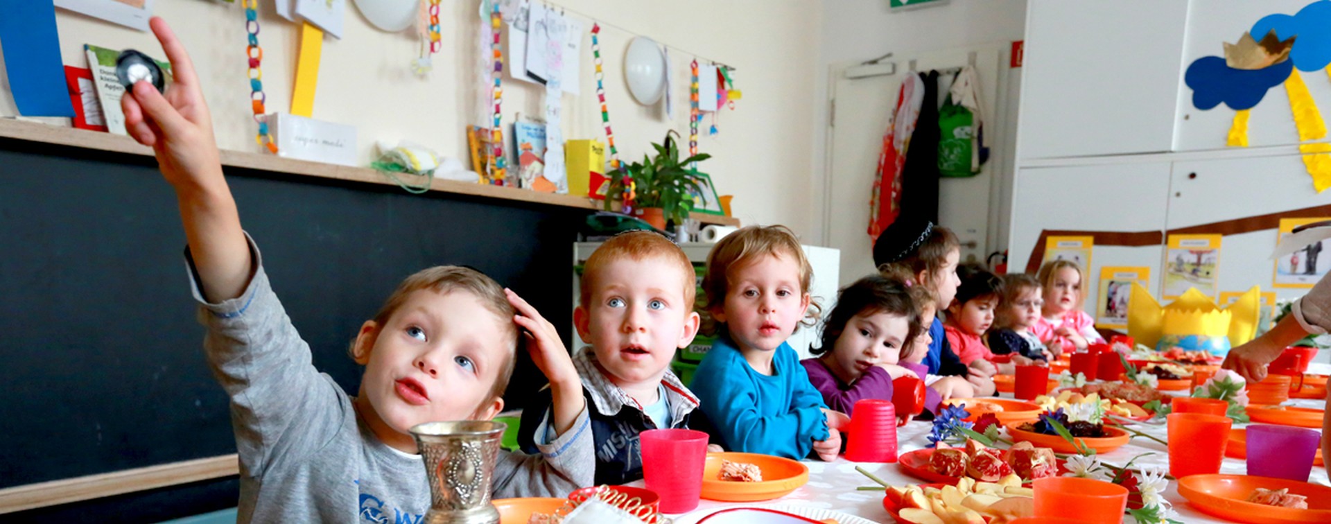 In den sechs Kindergärten der Marktgemeinde Rankweil werden drei- bis fünfjährige Kinder in insgesamt 16 Gruppen von ausgebildeten Pädagoginnen und Pädagogen betreut.