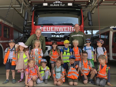Kindergarten zu Besuch bei der Feuerwehr Kindergarten zu Besuch bei der Feuerwehr
