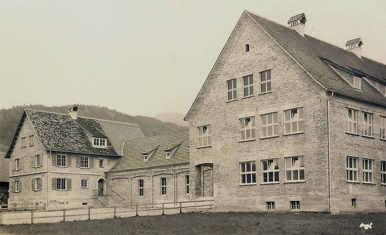 Gemeindeamt mit Saal und Volksschule