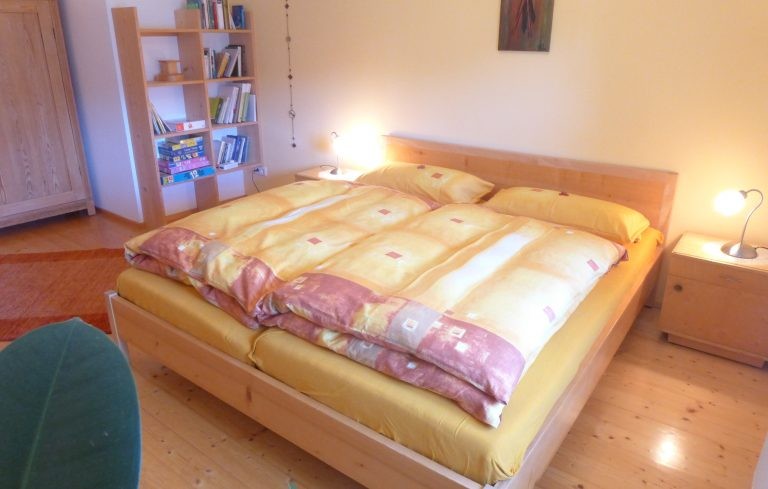 Nesensohn Zimmer mit Doppelbett.jpg