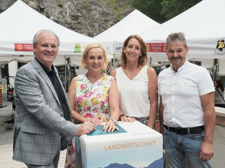 Landtagspräsident Harald Sonderegger, Moderatorin Heike Montiperle, LEADER-Managerin Karen Schillig und Obmann LEADER-Region Walter Rauch