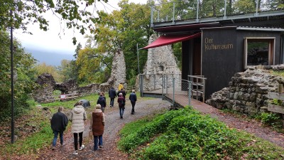 Kulturraum Ruine Blumenegg außen.jpg
