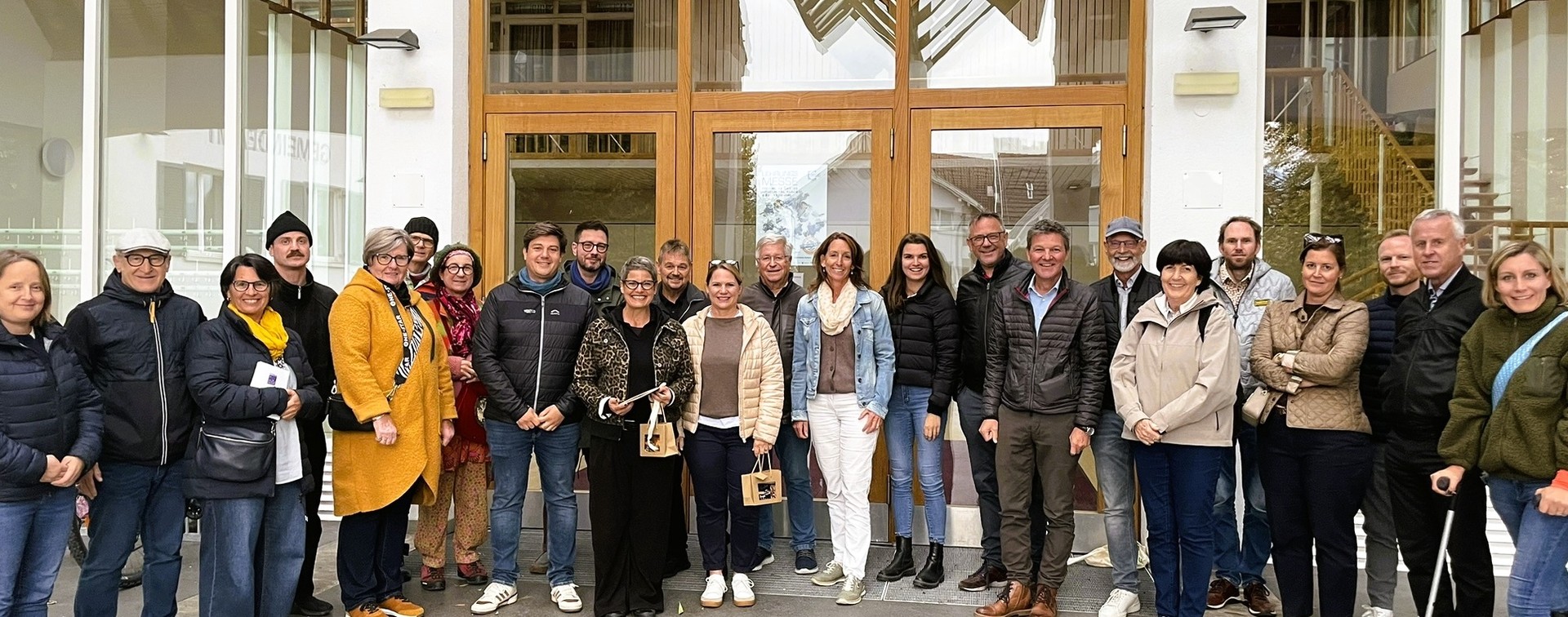 Seit 2015 gestaltet die LEADER-Region Vorderland-Walgau-Bludenz gemeinsam mit engagierten Menschen und Gemeinden eine lebenswerte und zukunftsorientierte Region. Zum zehnjährigen Bestehen lud das LEADER-Management am 3. Oktober zu einer besonderen Jubiläums-Exkursion ein, bei der rund 30 Teilnehmerinnen und Teilnehmer ausgewählte LEADER-Projekte besuchten.