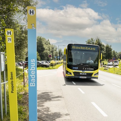 Einsteigen in den Badebus - Auf zum Paspels-See nach Brederis!