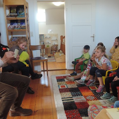 Kindergärtler:innen in der Bibliothek