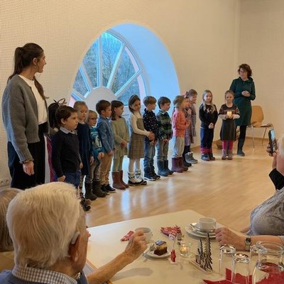 Seniorinnen und Senioren feiern Weihnachten