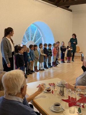 Seniorinnen und Senioren feiern Weihnachten Seniorinnen und Senioren feiern Weihnachten