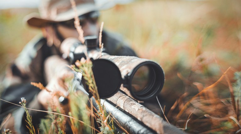 Mann bei der Jagd © Maxim Potkin / Unsplash