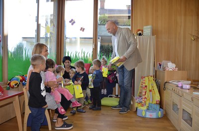 42 Warnwesten für die Moaninger Zwergle.jpg