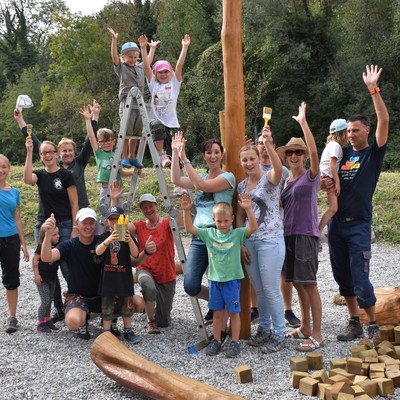 Fleißige Helfer beim Waldspielplatz ALTWIES