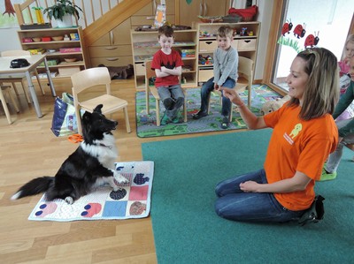 Kiga_Besuch von Hund Ayv 5i.jpg