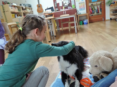 Kiga_Besuch von Hund Ayv i6.jpg