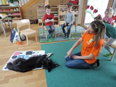 Kiga_Besuch von Hund Ayvi 4.jpg