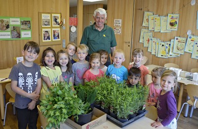 20 Kräutersalz mit Rudi Waibel im Kindergarten.jpg