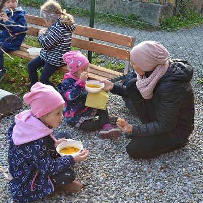 Suppe und Brötchen