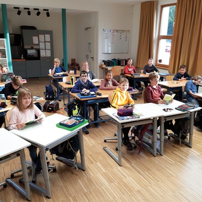 Unterricht in der neuen Klasse in der ehemaligen Feuerwehgarage bzw. Point.