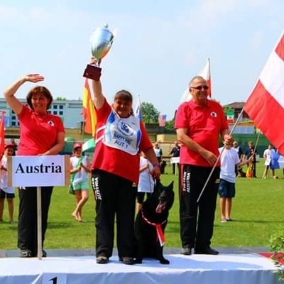 WUSV Universalweltmeisterin 2015 -         WUSV Universalmannschaftsweltmeisterin 2015 - Alexandra Staudacher-Madlener mit Inci vom Waisagrund