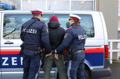 Sicherung am Fzg mit Handschellen.JPG