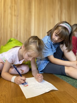 Erstklässlerinnen und Erstklässler zu Besuch im Kindergarten Erstklässlerinnen und Erstklässler zu Besuch im Kindergarten