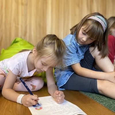 Erstklässlerinnen und Erstklässler zu Besuch im Kindergarten