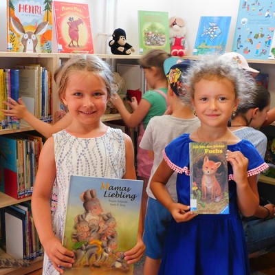 Kindergartenkinder in der Bibliothek