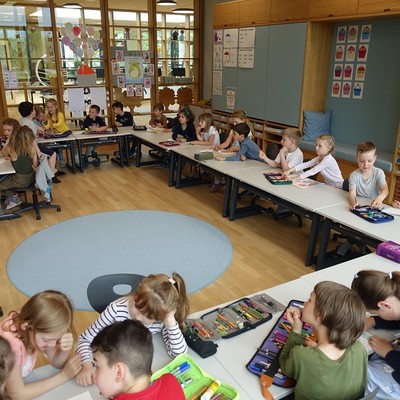 Kindergartenkinder zu Besuch in der Volksschule