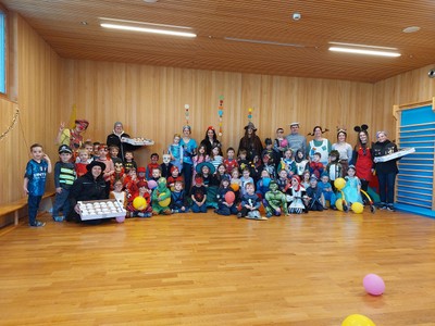 Zauberkünste, Kostüme und süße Krapfen im Kindergarten Zauberkünste, Kostüme und süße Krapfen im Kindergarten