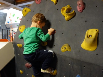 Hoch hinaus! Die ältesten Zwergengarten-Kinder auf Kletterabenteuer