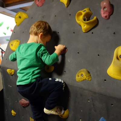 Hoch hinaus! Die ältesten Zwergengarten-Kinder auf Kletterabenteuer