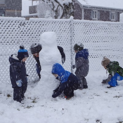Juhu – es hat geschneit! Die Mäusegruppe genießt den Schnee