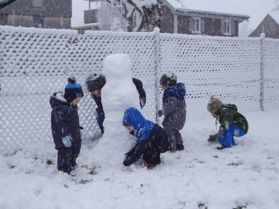 Juhu – es hat geschneit! Die Mäusegruppe genießt den Schnee
