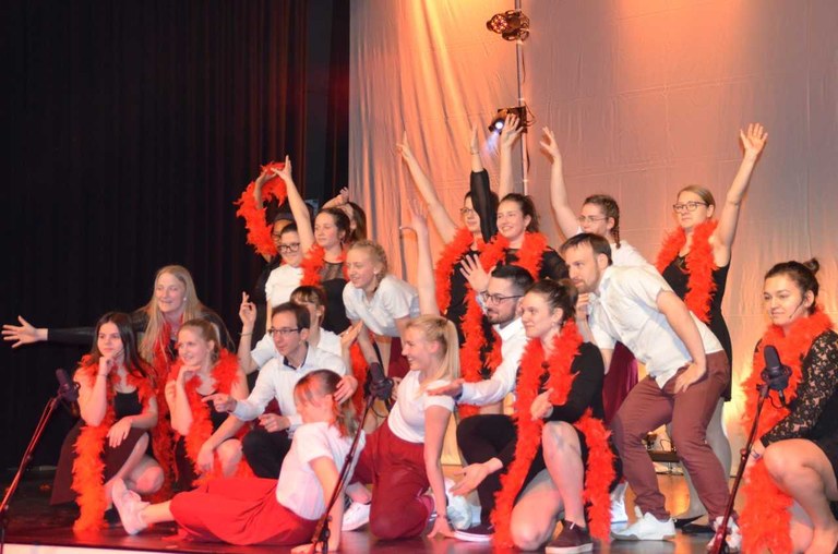 Eine bunte Show mit Chören und Vokalsolisten, Tanzgruppen und Live-Band bot die Musikschule Rankweil-Vorderland am 6. April im Vinomnasaal © Musikschule Rankweil-Vorderland