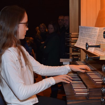 Adventkonzert Orgel Eva.JPG