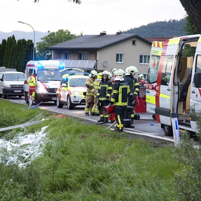 Einsatz 04-2016: f2 r2 röthis güterweg niediger vu pkw im bach - zwei personen verl. höhe gärtnerei