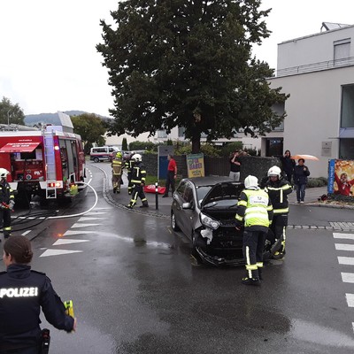 Einsatz 15-2020: t3,r2na Röthis Walgaustraße VU - PKW gegen Gartenmauer - 1 Person eingeklemmt/bewusstlos